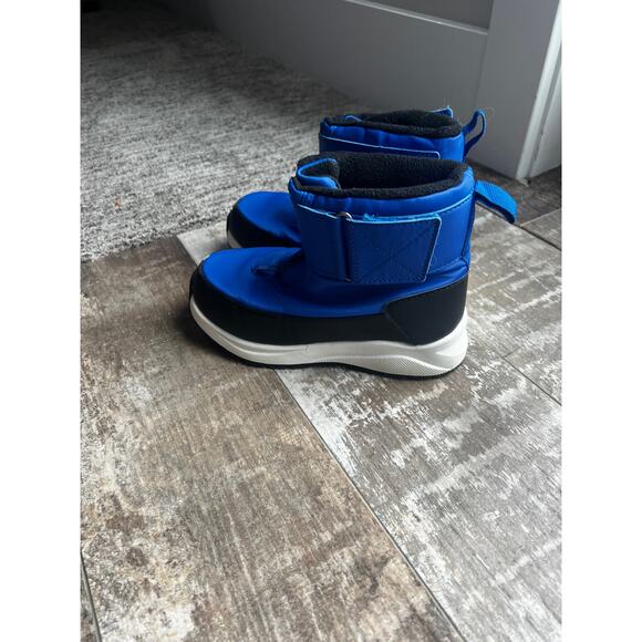 Boy’s snow boots.  Size 12 - Picture 10 of 11